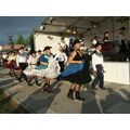 Foto: Tänzer in Countrykleidung vor und auf der Bühne