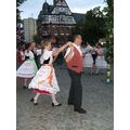 Foto: Männer und Frauen tanzen in Trachten.
