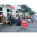 Foto: Flötenspielerinnen spielen in der Vierradener Straße vor der Boutique.