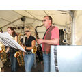 Foto: 3 Musiker der Big Band mit Saxophon