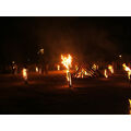 Foto: Schwedenfeuer, im Kreis um das Lagerfeuer aufgestellt, brennen