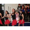 Foto: Tänzerinnen mit roten Röcken und schwarzen Oberteilen