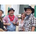 Foto: lachende Besucher in Cowboy-Tracht
