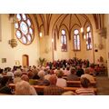 Foto: Chor und Publikum in der katholischen Kirche