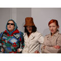 Foto: Drei verkleidete Frauen mit zornigen Gesichtern