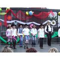 Foto: Kinder tanzen Linedance auf der Bühne.