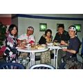 Foto: fünf Japaner beim Essen