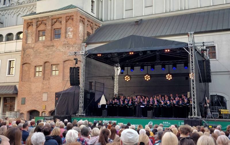 Foto: Chor auf der Bühne im Schlosshof