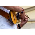 Foto: Musiker mit Instrument und blauem Band am Arm