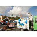 Foto: Bonbons fliegen durch die Luft vom Karnevalswagen