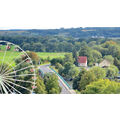 Foto: Riesenrad vor Polderlandschaft und Stadtbrücke