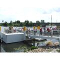 Foto: gut gefüllter Steg in der Nähe der Stadtbrücke