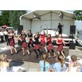 Foto: Die Tänzerinnen in Schwarz-Rot