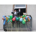 Foto: Bürgermeister auf dem mit bunten Luftballons geschmückten Rathausbalkon