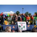 Foto: Wagen mit Blumen, Luftballons winkenden Blumenhagenern