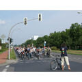Foto: Die Radfahrer fahren die Lindenallee entlang.