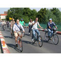 Foto: Die Radfahrer radeln über die Brücke.