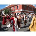 Foto: Frauen in historischem Kostüm verteilen Zettel.