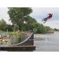 Foto: BMX-Sportler über dem Wasser