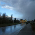 Foto vom 2. November 2012: Ein Regenwolke zieht vorbei, der blaue Himmel ist schon wieder sichtbar.