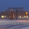 Foto vom 6. Dezember 2012: verschneite Straße vor den Uckermärkischen Bühnen und dem beleuchteten Weihnachtsbaum