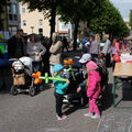 Foto: Kinder mit Luftballonfiguren, Eltern mit Kinderwagen