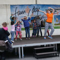 Foto: Kinder tanzen unter Anleitung auf der Bühne