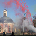 Foto: Feuerwerk mit farbigem Qualm vor dem Pavillon