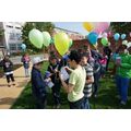 Foto: Kindergruppe mit Luftballons