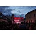 Foto: abendlicher Flinkenberg mit Bühne und Kirche