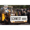Foto: Baufahrzeug mit Stationsschild „Schwedt(Oder)“