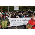 Foto: Kulturbundmitglieder mit großen weißem Banner