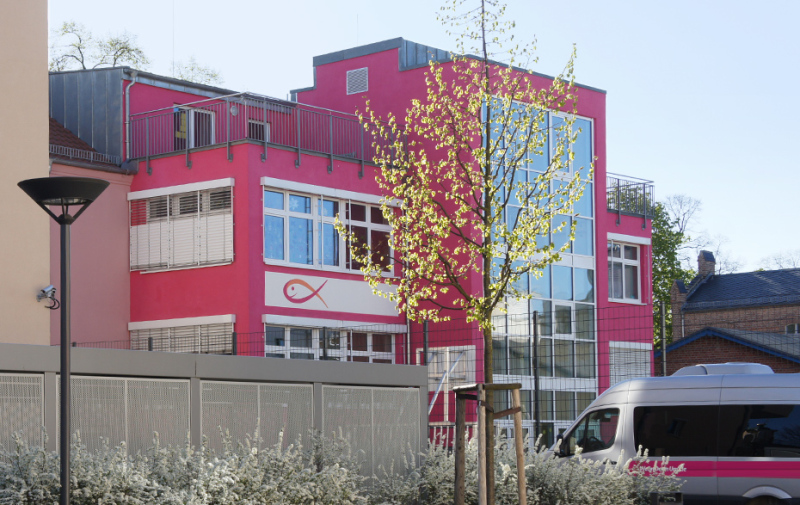 Foto: Schulgebäude im Frühling