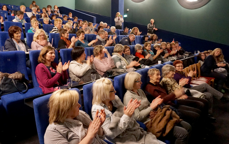 Foto: Frauen klatschen Beifall im Kinosaal
