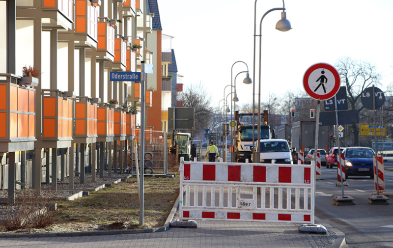 Foto: Berliner Straße und ein Straßenschild „Oderstraße“