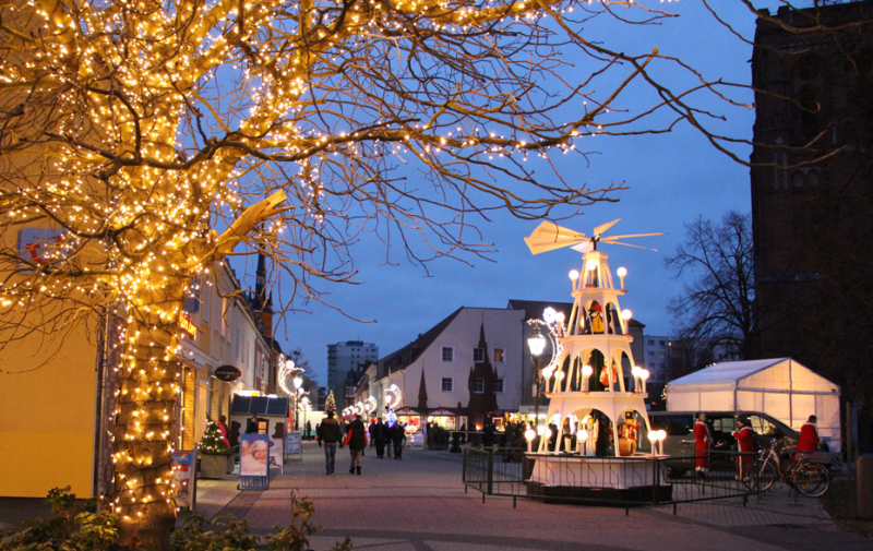 Foto: Blick in die weihnachtlich dekorierte Vierradener Straße