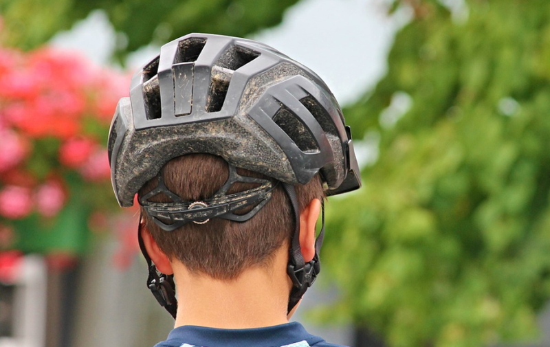 Foto: Kopf mit Helm von hinten