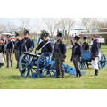 Foto: Truppe in blauen Uniformen mit Kanone