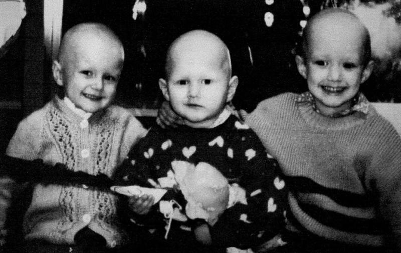 Foto: 3 kahlköpfige Mädchen in Schwarz-Weiß