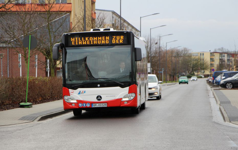 Foto: Bus mit der Aufschrift „WILLKOMMEN ZUR EINWEIHUNG DER …“