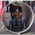Foto: ein Kinderwagen in der Röhre