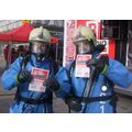 Foto: 2 Feuerwehrleute im Taucheranzug mit ihren Urkunden.