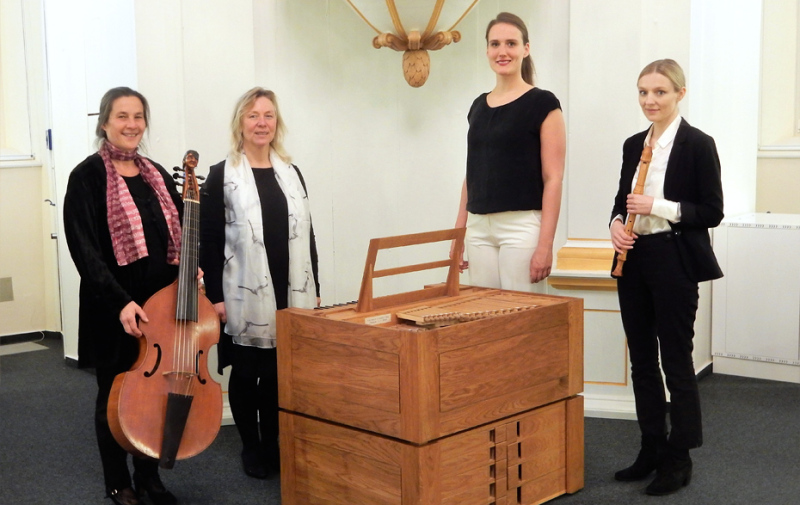 Gruppenfoto der 4 Musikerinnen im Berlischky-Pavillon