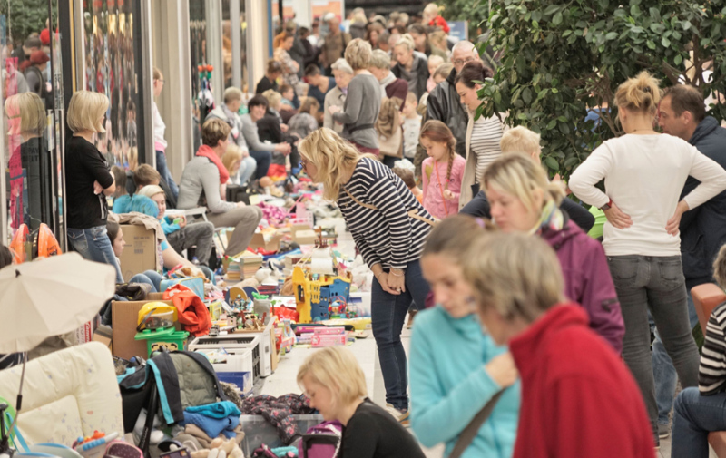 Foto: Ansturm auf Flohmarktartikel