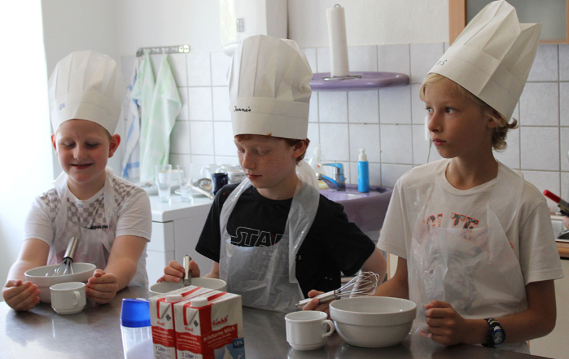 Foto: 3 Kinder beim Kochen