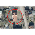 Luftbild mit roter Markierung des Gemeindehauses