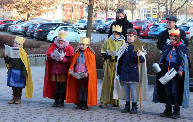 Gruppenfoto: singende Kinder in Kostümen