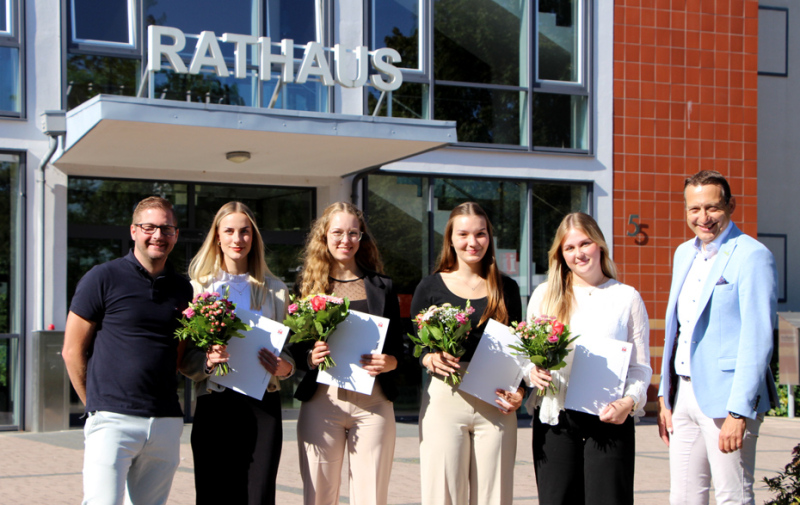 Gruppenfoto vor dem Rathaus