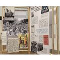 Zusammenstellung von Fotografien und Texten in der Ausstellung