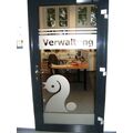 Foto: Tür zum Büro mit dem Schriftzug „Verwaltung“